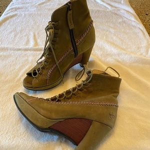 John Fluevog Green suede ankle boots with side zipper in size 9 with unique heel